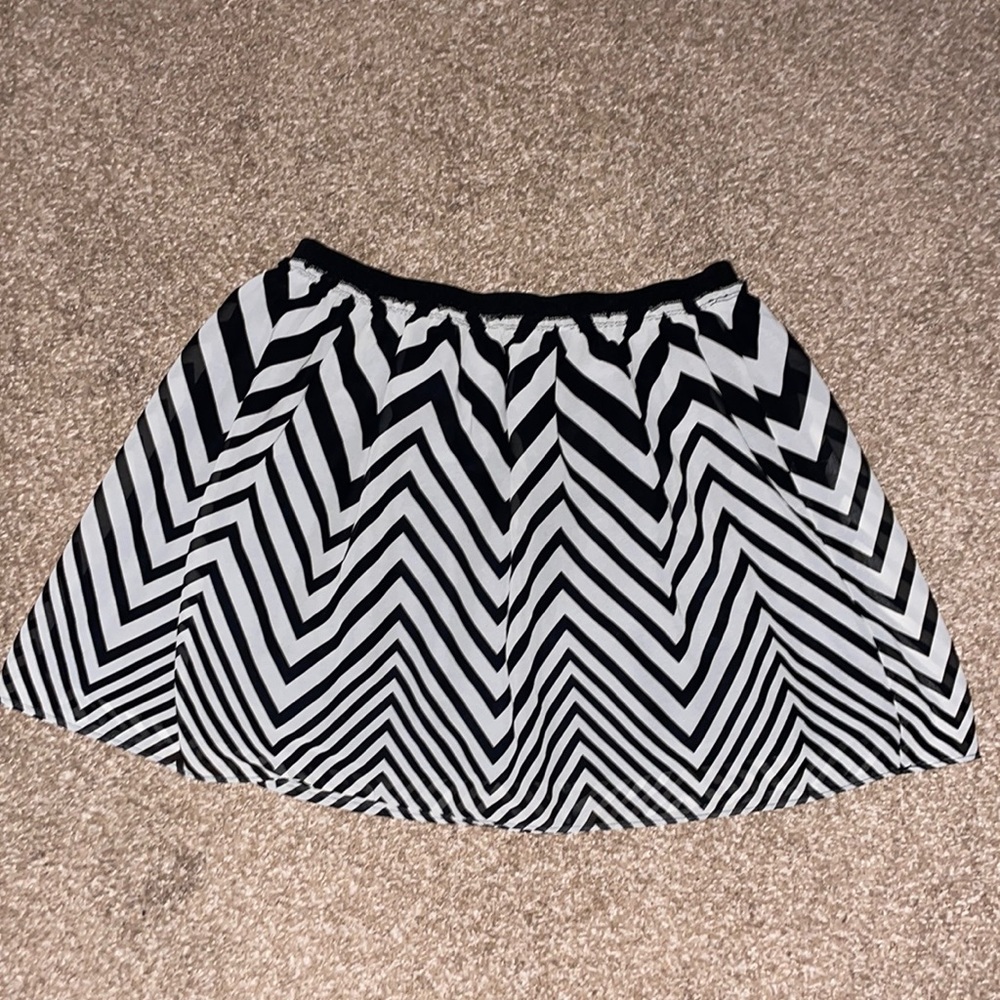 American Eagle Outfitters short skirt. Black and white geometric lined design.